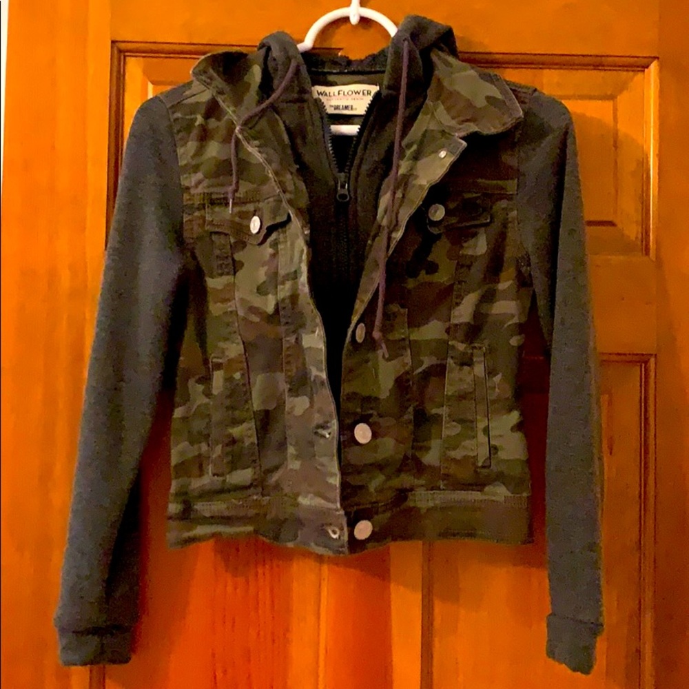 Women’s camouflage sweatshirt jacket